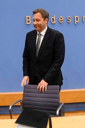 ABB BPK- Lars Klingbeil der Bundesminister der Finanzen SPD Politiker bei der Veroeffentlichung des Bericht Vorstellung Regierungsentwurf des Bundeshaushalts 2027 und Finanzplan bis 2030 auf der BPK Bundespressekonferenz am 06.07.2026 in Berlin Berlin Deutschland *** ABB BPK Lars Klingbeil, Federal Minister of Finance and SPD politician, at the press conference announcing the government’s draft of the 2027 federal budget and financial plan through 2030 at the BPK Federal Press Conference on July 6, 2026, in Berlin, Germany