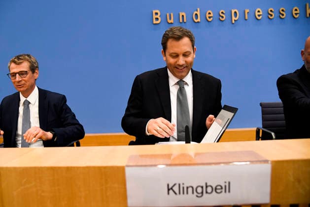 ABB BPK- Dr.Steffen Meyer Staatssekretaer BMF Lars Klingbeil der Bundesminister der Finanzen SPD Politiker bei der Veroeffentlichung des Bericht Vorstellung Regierungsentwurf des Bundeshaushalts 2027 und Finanzplan bis 2030 auf der BPK Bundespressekonferenz am 06.07.2026 in Berlin Berlin Deutschland *** ABB BPK Dr. Steffen Meyer, State Secretary at the Federal Ministry of Finance (BMF); Lars Klingbeil, Federal Minister of Finance; SPD politicians at the press conference announcing the government’s draft federal budget for 2027 and financial plan through 2030 at the BPK Federal Press Conference on July 6, 20222026 in Berlin, Germany