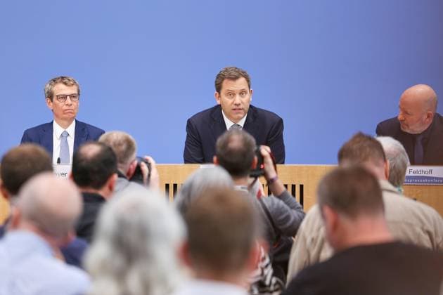 Berlin, Deutschland, 06.07.2026: Bundespressekonferenz: Regierungsentwurf des Bundeshaushalts 2027 und Finanzplan bis 2030: L-R: Steffen Meyer, Bundesminister der Finanzen Lars Klingbeil (SPD), Mathis Feldhoff *** Berlin, Germany, July 6, 2026 Federal Press Conference: Government Draft of the 2027 Federal Budget and Financial Plan through 2030 L R Steffen Meyer, Federal Minister of Finance Lars Klingbeil (SPD), Mathis Feldhoff Copyright: xdtsxNachrichtenagenturx dts_126657