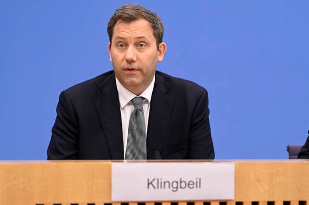 ABB BPK-Lars Klingbeil der Bundesminister der Finanzen SPD Politiker bei der Veroeffentlichung des Bericht Vorstellung Regierungsentwurf des Bundeshaushalts 2027 und Finanzplan bis 2030 auf der BPK Bundespressekonferenz am 06.07.2026 in Berlin Berlin Deutschland *** ABB BPK Lars Klingbeil, Federal Minister of Finance and SPD politician, at the press conference announcing the government’s draft of the 2027 federal budget and financial plan through 2030 at the BPK Federal Press Conference on July 6, 2026, in Berlin, Germany