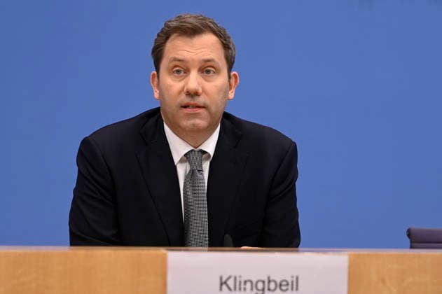 ABB BPK-Lars Klingbeil der Bundesminister der Finanzen SPD Politiker bei der Veroeffentlichung des Bericht Vorstellung Regierungsentwurf des Bundeshaushalts 2027 und Finanzplan bis 2030 auf der BPK Bundespressekonferenz am 06.07.2026 in Berlin Berlin Deutschland *** ABB BPK Lars Klingbeil, Federal Minister of Finance and SPD politician, at the press conference announcing the government’s draft of the 2027 federal budget and financial plan through 2030 at the BPK Federal Press Conference on July 6, 2026, in Berlin, Germany