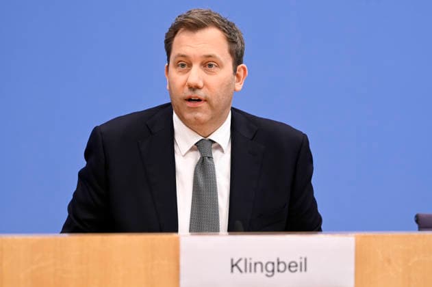 ABB BPK- Lars Klingbeil der Bundesminister der Finanzen SPD Politiker bei der Veroeffentlichung des Bericht Vorstellung Regierungsentwurf des Bundeshaushalts 2027 und Finanzplan bis 2030 auf der BPK Bundespressekonferenz am 06.07.2026 in Berlin Berlin Deutschland *** ABB BPK Lars Klingbeil, Federal Minister of Finance and SPD politician, at the press conference announcing the government’s draft of the 2027 federal budget and financial plan through 2030 at the BPK Federal Press Conference on July 6, 2026, in Berlin, Germany