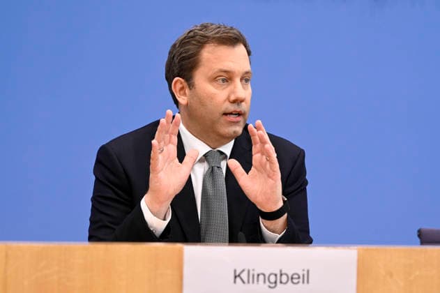 ABB BPK- Lars Klingbeil der Bundesminister der Finanzen SPD Politiker bei der Veroeffentlichung des Bericht Vorstellung Regierungsentwurf des Bundeshaushalts 2027 und Finanzplan bis 2030 auf der BPK Bundespressekonferenz am 06.07.2026 in Berlin Berlin Deutschland *** ABB BPK Lars Klingbeil, Federal Minister of Finance and SPD politician, at the press conference announcing the government’s draft of the 2027 federal budget and financial plan through 2030 at the BPK Federal Press Conference on July 6, 2026, in Berlin, Germany