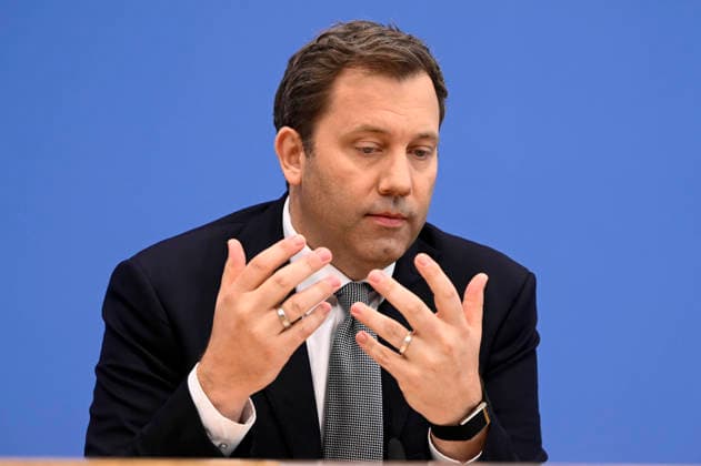 ABB BPK- Lars Klingbeil der Bundesminister der Finanzen SPD Politiker bei der Veroeffentlichung des Bericht Vorstellung Regierungsentwurf des Bundeshaushalts 2027 und Finanzplan bis 2030 auf der BPK Bundespressekonferenz am 06.07.2026 in Berlin Berlin Deutschland *** ABB BPK Lars Klingbeil, Federal Minister of Finance and SPD politician, at the press conference announcing the government’s draft of the 2027 federal budget and financial plan through 2030 at the BPK Federal Press Conference on July 6, 2026, in Berlin, Germany