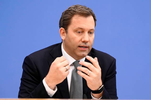 ABB BPK- Lars Klingbeil der Bundesminister der Finanzen SPD Politiker bei der Veroeffentlichung des Bericht Vorstellung Regierungsentwurf des Bundeshaushalts 2027 und Finanzplan bis 2030 auf der BPK Bundespressekonferenz am 06.07.2026 in Berlin Berlin Deutschland *** ABB BPK Lars Klingbeil, Federal Minister of Finance and SPD politician, at the press conference announcing the government’s draft of the 2027 federal budget and financial plan through 2030 at the BPK Federal Press Conference on July 6, 2026, in Berlin, Germany