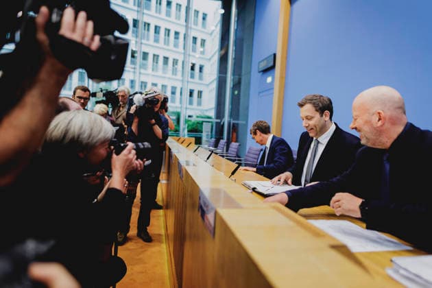 Lars Klingbeil (M), Bundesminister der Finanzen, und Steffen Meyer (L), Staatssekretaer im Bundesministerium der Finanzen, aufgenommen im Rahmen einer Bundespressekonferenz zum Regierungsentwurf des Bundeshaushalts 2027 und Finanzplan bis 2030. Berlin, 06.07.2026. Fotografiert im Auftrag des Bundesministeriums der Finanzen. Berlin Deutschland *** Lars Klingbeil (M), Federal Minister of Finance, and Steffen Meyer (L), State Secretary at the Federal Ministry of Finance, photographed during a federal press conference on the government’s draft of the 2027 federal budget and financial plan through 2030, Berlin, July 6, 2026 Photographed on behalf of the Federal Ministry of Finance Berlin, Germany Copyright: xFlorianxGaertner BMFx
