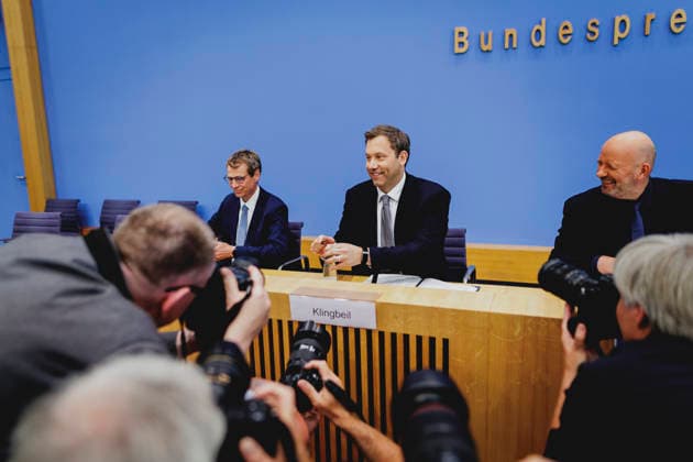 Lars Klingbeil (M), Bundesminister der Finanzen, und Steffen Meyer (L), Staatssekretaer im Bundesministerium der Finanzen, aufgenommen im Rahmen einer Bundespressekonferenz zum Regierungsentwurf des Bundeshaushalts 2027 und Finanzplan bis 2030. Berlin, 06.07.2026. Fotografiert im Auftrag des Bundesministeriums der Finanzen. Berlin Deutschland *** Lars Klingbeil (M), Federal Minister of Finance, and Steffen Meyer (L), State Secretary at the Federal Ministry of Finance, photographed during a federal press conference on the government’s draft of the 2027 federal budget and financial plan through 2030, Berlin, July 6, 2026 Photographed on behalf of the Federal Ministry of Finance Berlin, Germany Copyright: xFlorianxGaertner BMFx