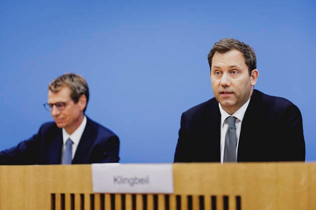 Lars Klingbeil (R), Bundesminister der Finanzen, und Steffen Meyer (L), Staatssekretaer im Bundesministerium der Finanzen, aufgenommen im Rahmen einer Bundespressekonferenz zum Regierungsentwurf des Bundeshaushalts 2027 und Finanzplan bis 2030. Berlin, 06.07.2026. Fotografiert im Auftrag des Bundesministeriums der Finanzen. Berlin Deutschland *** Lars Klingbeil (R), Federal Minister of Finance, and Steffen Meyer (L), State Secretary at the Federal Ministry of Finance, photographed during a federal press conference on the government’s draft of the 2027 federal budget and financial plan through 2030, Berlin, July 6, 2026 Photographed on behalf of the Federal Ministry of Finance Berlin, Germany Copyright: xFlorianxGaertner BMFx