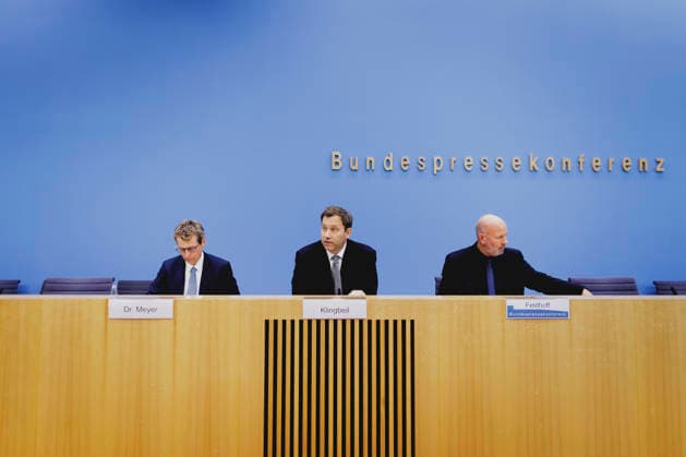 Lars Klingbeil (M), Bundesminister der Finanzen, und Steffen Meyer (L), Staatssekretaer im Bundesministerium der Finanzen, aufgenommen im Rahmen einer Bundespressekonferenz zum Regierungsentwurf des Bundeshaushalts 2027 und Finanzplan bis 2030. Berlin, 06.07.2026. Fotografiert im Auftrag des Bundesministeriums der Finanzen. Berlin Deutschland *** Lars Klingbeil (M), Federal Minister of Finance, and Steffen Meyer (L), State Secretary at the Federal Ministry of Finance, photographed during a federal press conference on the government’s draft of the 2027 federal budget and financial plan through 2030, Berlin, July 6, 2026 Photographed on behalf of the Federal Ministry of Finance Berlin, Germany Copyright: xFlorianxGaertner BMFx