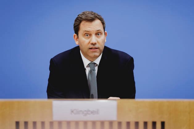 Lars Klingbeil, Bundesminister der Finanzen, aufgenommen im Rahmen einer Bundespressekonferenz zum Regierungsentwurf des Bundeshaushalts 2027 und Finanzplan bis 2030. Berlin, 06.07.2026. Fotografiert im Auftrag des Bundesministeriums der Finanzen. Berlin Deutschland *** Lars Klingbeil, Federal Minister of Finance, photographed during a federal press conference on the government’s draft of the 2027 federal budget and financial plan through 2030. Berlin, July 6, 2026. Photographed on behalf of the Federal Ministry of Finance. Berlin, Germany Copyright: xFlorianxGaertner BMFx