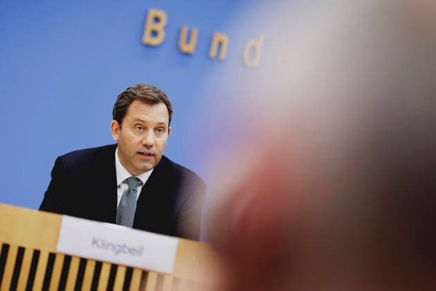 Lars Klingbeil, Bundesminister der Finanzen, aufgenommen im Rahmen einer Bundespressekonferenz zum Regierungsentwurf des Bundeshaushalts 2027 und Finanzplan bis 2030. Berlin, 06.07.2026. Fotografiert im Auftrag des Bundesministeriums der Finanzen. Berlin Deutschland *** Lars Klingbeil, Federal Minister of Finance, photographed during a federal press conference on the government’s draft of the 2027 federal budget and financial plan through 2030. Berlin, July 6, 2026. Photographed on behalf of the Federal Ministry of Finance. Berlin, Germany Copyright: xFlorianxGaertner BMFx
