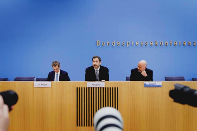 Lars Klingbeil (M), Bundesminister der Finanzen, und Steffen Meyer (L), Staatssekretaer im Bundesministerium der Finanzen, aufgenommen im Rahmen einer Bundespressekonferenz zum Regierungsentwurf des Bundeshaushalts 2027 und Finanzplan bis 2030. Berlin, 06.07.2026. Fotografiert im Auftrag des Bundesministeriums der Finanzen. Berlin Deutschland *** Lars Klingbeil (M), Federal Minister of Finance, and Steffen Meyer (L), State Secretary at the Federal Ministry of Finance, photographed during a federal press conference on the government’s draft of the 2027 federal budget and financial plan through 2030, Berlin, July 6, 2026 Photographed on behalf of the Federal Ministry of Finance, Berlin, Germany Copyright: xFlorianxGaertner BMFx