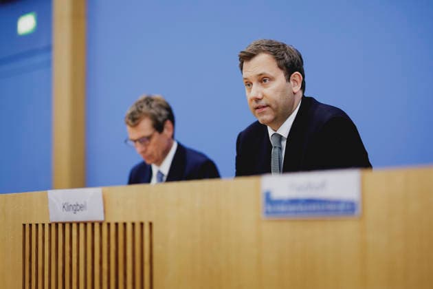 Lars Klingbeil (R), Bundesminister der Finanzen, und Steffen Meyer (L), Staatssekretaer im Bundesministerium der Finanzen, aufgenommen im Rahmen einer Bundespressekonferenz zum Regierungsentwurf des Bundeshaushalts 2027 und Finanzplan bis 2030. Berlin, 06.07.2026. Fotografiert im Auftrag des Bundesministeriums der Finanzen. Berlin Deutschland *** Lars Klingbeil (R), Federal Minister of Finance, and Steffen Meyer (L), State Secretary at the Federal Ministry of Finance, photographed during a federal press conference on the government’s draft of the 2027 federal budget and financial plan through 2030, Berlin, July 6, 2026 Photographed on behalf of the Federal Ministry of Finance Berlin, Germany Copyright: xFlorianxGaertner BMFx