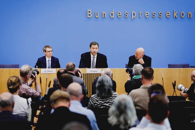 Lars Klingbeil (M), Bundesminister der Finanzen, und Steffen Meyer (L), Staatssekretaer im Bundesministerium der Finanzen, aufgenommen im Rahmen einer Bundespressekonferenz zum Regierungsentwurf des Bundeshaushalts 2027 und Finanzplan bis 2030. Berlin, 06.07.2026. Fotografiert im Auftrag des Bundesministeriums der Finanzen. Berlin Deutschland *** Lars Klingbeil (M), Federal Minister of Finance, and Steffen Meyer (L), State Secretary at the Federal Ministry of Finance, photographed during a federal press conference on the government’s draft of the 2027 federal budget and financial plan through 2030, Berlin, July 6, 2026 Photographed on behalf of the Federal Ministry of Finance, Berlin, Germany Copyright: xFlorianxGaertner BMFx
