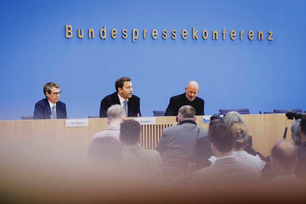 Lars Klingbeil (M), Bundesminister der Finanzen, und Steffen Meyer (L), Staatssekretaer im Bundesministerium der Finanzen, aufgenommen im Rahmen einer Bundespressekonferenz zum Regierungsentwurf des Bundeshaushalts 2027 und Finanzplan bis 2030. Berlin, 06.07.2026. Fotografiert im Auftrag des Bundesministeriums der Finanzen. Berlin Deutschland *** Lars Klingbeil (M), Federal Minister of Finance, and Steffen Meyer (L), State Secretary at the Federal Ministry of Finance, photographed during a federal press conference on the government’s draft of the 2027 federal budget and financial plan through 2030, Berlin, July 6, 2026 Photographed on behalf of the Federal Ministry of Finance, Berlin, Germany Copyright: xFlorianxGaertner BMFx