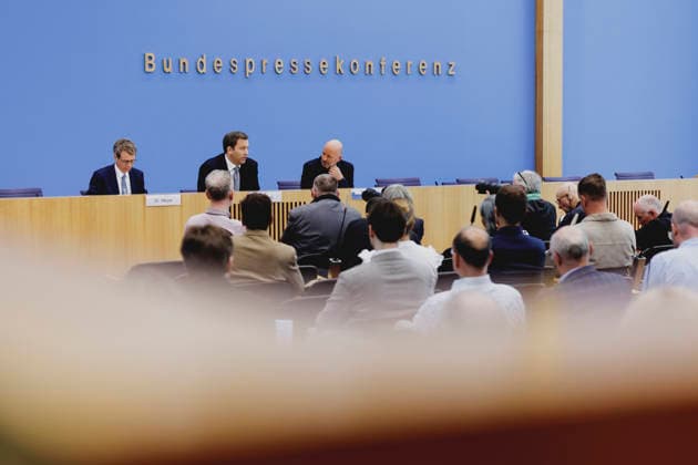 Lars Klingbeil (M), Bundesminister der Finanzen, und Steffen Meyer (L), Staatssekretaer im Bundesministerium der Finanzen, aufgenommen im Rahmen einer Bundespressekonferenz zum Regierungsentwurf des Bundeshaushalts 2027 und Finanzplan bis 2030. Berlin, 06.07.2026. Fotografiert im Auftrag des Bundesministeriums der Finanzen. Berlin Deutschland *** Lars Klingbeil (M), Federal Minister of Finance, and Steffen Meyer (L), State Secretary at the Federal Ministry of Finance, photographed during a federal press conference on the government’s draft of the 2027 federal budget and financial plan through 2030, Berlin, July 6, 2026 Photographed on behalf of the Federal Ministry of Finance, Berlin, Germany Copyright: xFlorianxGaertner BMFx