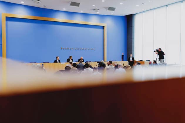 Lars Klingbeil (M), Bundesminister der Finanzen, und Steffen Meyer (L), Staatssekretaer im Bundesministerium der Finanzen, aufgenommen im Rahmen einer Bundespressekonferenz zum Regierungsentwurf des Bundeshaushalts 2027 und Finanzplan bis 2030. Berlin, 06.07.2026. Fotografiert im Auftrag des Bundesministeriums der Finanzen. Berlin Deutschland *** Lars Klingbeil (M), Federal Minister of Finance, and Steffen Meyer (L), State Secretary at the Federal Ministry of Finance, photographed during a federal press conference on the government’s draft of the 2027 federal budget and financial plan through 2030, Berlin, July 6, 2026 Photographed on behalf of the Federal Ministry of Finance, Berlin, Germany Copyright: xFlorianxGaertner BMFx