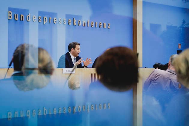 Lars Klingbeil, Bundesminister der Finanzen, aufgenommen im Rahmen einer Bundespressekonferenz zum Regierungsentwurf des Bundeshaushalts 2027 und Finanzplan bis 2030. Berlin, 06.07.2026. Fotografiert im Auftrag des Bundesministeriums der Finanzen. Berlin Deutschland *** Lars Klingbeil, Federal Minister of Finance, photographed during a federal press conference on the government’s draft of the 2027 federal budget and financial plan through 2030. Berlin, July 6, 2026. Photographed on behalf of the Federal Ministry of Finance. Berlin, Germany Copyright: xFlorianxGaertner BMFx