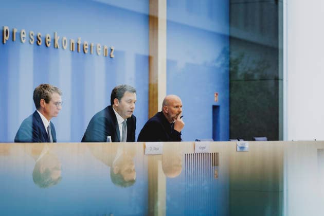 Lars Klingbeil (M), Bundesminister der Finanzen, und Steffen Meyer (L), Staatssekretaer im Bundesministerium der Finanzen, aufgenommen im Rahmen einer Bundespressekonferenz zum Regierungsentwurf des Bundeshaushalts 2027 und Finanzplan bis 2030. Berlin, 06.07.2026. Fotografiert im Auftrag des Bundesministeriums der Finanzen. Berlin Deutschland *** Lars Klingbeil (M), Federal Minister of Finance, and Steffen Meyer (L), State Secretary at the Federal Ministry of Finance, photographed during a federal press conference on the government’s draft of the 2027 federal budget and financial plan through 2030, Berlin, July 6, 2026 Photographed on behalf of the Federal Ministry of Finance, Berlin, Germany Copyright: xFlorianxGaertner BMFx