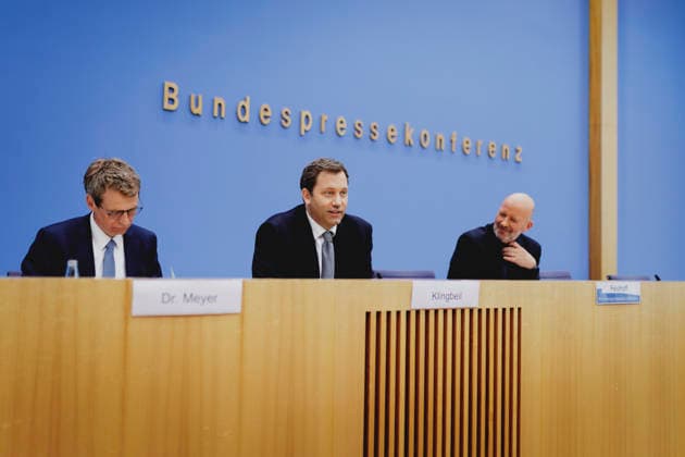 Lars Klingbeil (M), Bundesminister der Finanzen, und Steffen Meyer (L), Staatssekretaer im Bundesministerium der Finanzen, aufgenommen im Rahmen einer Bundespressekonferenz zum Regierungsentwurf des Bundeshaushalts 2027 und Finanzplan bis 2030. Berlin, 06.07.2026. Fotografiert im Auftrag des Bundesministeriums der Finanzen. Berlin Deutschland *** Lars Klingbeil (M), Federal Minister of Finance, and Steffen Meyer (L), State Secretary at the Federal Ministry of Finance, photographed during a federal press conference on the government’s draft of the 2027 federal budget and financial plan through 2030, Berlin, July 6, 2026 Photographed on behalf of the Federal Ministry of Finance, Berlin, Germany Copyright: xFlorianxGaertner BMFx