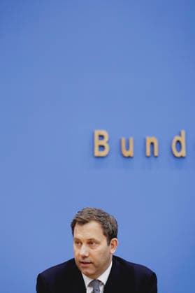 Lars Klingbeil, Bundesminister der Finanzen, aufgenommen im Rahmen einer Bundespressekonferenz zum Regierungsentwurf des Bundeshaushalts 2027 und Finanzplan bis 2030. Berlin, 06.07.2026. Fotografiert im Auftrag des Bundesministeriums der Finanzen. Berlin Deutschland *** Lars Klingbeil, Federal Minister of Finance, photographed during a federal press conference on the government’s draft of the 2027 federal budget and financial plan through 2030. Berlin, July 6, 2026. Photographed on behalf of the Federal Ministry of Finance. Berlin, Germany Copyright: xFlorianxGaertner BMFx