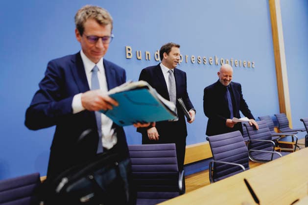 Lars Klingbeil (M), Bundesminister der Finanzen, und Steffen Meyer (L), Staatssekretaer im Bundesministerium der Finanzen, aufgenommen im Rahmen einer Bundespressekonferenz zum Regierungsentwurf des Bundeshaushalts 2027 und Finanzplan bis 2030. Berlin, 06.07.2026. Fotografiert im Auftrag des Bundesministeriums der Finanzen. Berlin Deutschland *** Lars Klingbeil (M), Federal Minister of Finance, and Steffen Meyer (L), State Secretary at the Federal Ministry of Finance, photographed during a federal press conference on the government’s draft of the 2027 federal budget and financial plan through 2030, Berlin, July 6, 2026 Photographed on behalf of the Federal Ministry of Finance, Berlin, Germany Copyright: xFlorianxGaertner BMFx