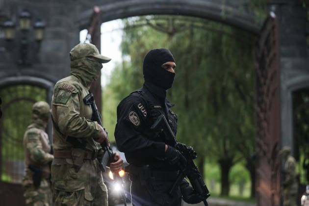 ARMENIA, KOTAYK PROVINCE - JULY 6, 2026: Law enforcement officers guard the area outside the home of Gagik Tsarukyan, Chairman of Prosperous Armenia, in the village of Arinj, northeast of Yerevan. According to his spokeswoman, searches occur across almost all of the offices of companies owned by Tsarukyan s Multi Group Concern. Alexander Patrin TASS  94755372