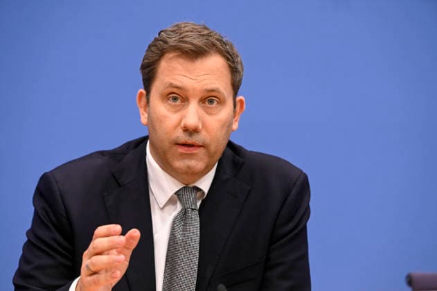 ABB BPK- Lars Klingbeil der Bundesminister der Finanzen SPD Politiker bei der Veroeffentlichung des Bericht Vorstellung Regierungsentwurf des Bundeshaushalts 2027 und Finanzplan bis 2030 auf der BPK Bundespressekonferenz am 06.07.2026 in Berlin Berlin Deutschland *** ABB BPK Lars Klingbeil, Federal Minister of Finance and SPD politician, at the press conference announcing the government’s draft of the 2027 federal budget and financial plan through 2030 at the BPK Federal Press Conference on July 6, 2026, in Berlin, Germany