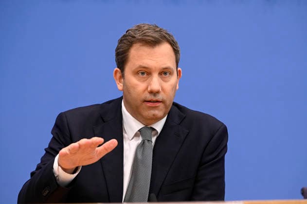 ABB BPK- Lars Klingbeil der Bundesminister der Finanzen SPD Politiker bei der Veroeffentlichung des Bericht Vorstellung Regierungsentwurf des Bundeshaushalts 2027 und Finanzplan bis 2030 auf der BPK Bundespressekonferenz am 06.07.2026 in Berlin Berlin Deutschland *** ABB BPK Lars Klingbeil, Federal Minister of Finance and SPD politician, at the press conference announcing the government’s draft of the 2027 federal budget and financial plan through 2030 at the BPK Federal Press Conference on July 6, 2026, in Berlin, Germany