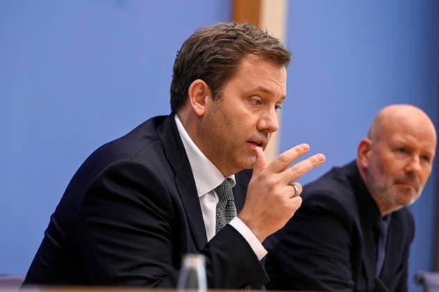 ABB BPK-Lars Klingbeil der Bundesminister der Finanzen SPD Politiker bei der Veroeffentlichung des Bericht Vorstellung Regierungsentwurf des Bundeshaushalts 2027 und Finanzplan bis 2030 auf der BPK Bundespressekonferenz am 06.07.2026 in Berlin Berlin Deutschland *** ABB BPK Lars Klingbeil, Federal Minister of Finance and SPD politician, at the press conference announcing the government’s draft of the 2027 federal budget and financial plan through 2030 at the BPK Federal Press Conference on July 6, 2026, in Berlin, Germany