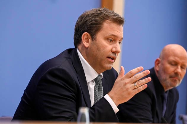 ABB BPK-Lars Klingbeil der Bundesminister der Finanzen SPD Politiker bei der Veroeffentlichung des Bericht Vorstellung Regierungsentwurf des Bundeshaushalts 2027 und Finanzplan bis 2030 auf der BPK Bundespressekonferenz am 06.07.2026 in Berlin Berlin Deutschland *** ABB BPK Lars Klingbeil, Federal Minister of Finance and SPD politician, at the press conference announcing the government’s draft of the 2027 federal budget and financial plan through 2030 at the BPK Federal Press Conference on July 6, 2026, in Berlin, Germany