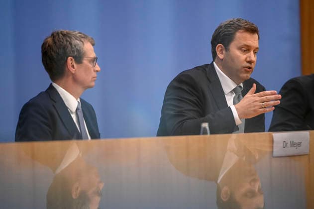 ABB BPK- Dr.Steffen Meyer Staatssekretaer BMF Lars Klingbeil der Bundesminister der Finanzen SPD Politiker bei der Veroeffentlichung des Bericht Vorstellung Regierungsentwurf des Bundeshaushalts 2027 und Finanzplan bis 2030 auf der BPK Bundespressekonferenz am 06.07.2026 in Berlin Berlin Deutschland *** ABB BPK Dr. Steffen Meyer, State Secretary at the Federal Ministry of Finance (BMF); Lars Klingbeil, Federal Minister of Finance; SPD politicians at the press conference announcing the government’s draft federal budget for 2027 and financial plan through 2030 at the BPK Federal Press Conference on July 6, 20222026 in Berlin, Germany