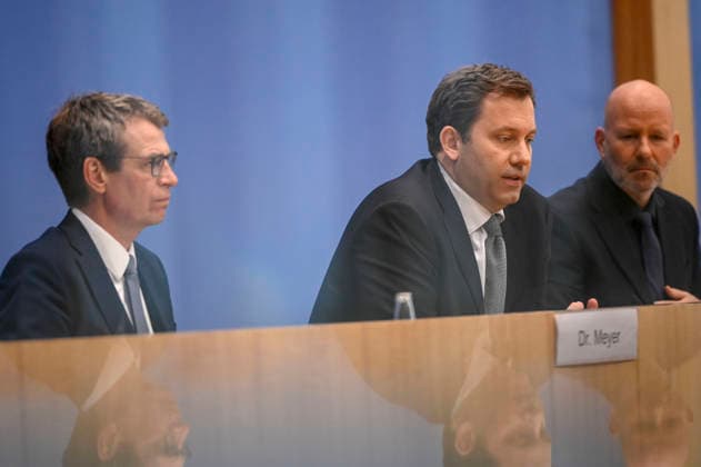 ABB BPK- Dr.Steffen Meyer Staatssekretaer BMF Lars Klingbeil der Bundesminister der Finanzen SPD Politiker bei der Veroeffentlichung des Bericht Vorstellung Regierungsentwurf des Bundeshaushalts 2027 und Finanzplan bis 2030 auf der BPK Bundespressekonferenz am 06.07.2026 in Berlin Berlin Deutschland *** ABB BPK Dr. Steffen Meyer, State Secretary at the Federal Ministry of Finance (BMF); Lars Klingbeil, Federal Minister of Finance; SPD politicians at the press conference announcing the government’s draft federal budget for 2027 and financial plan through 2030 at the BPK Federal Press Conference on July 6, 20222026 in Berlin, Germany
