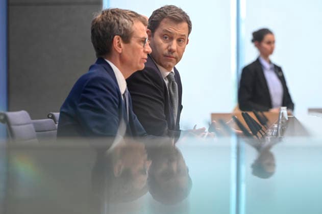 ABB BPK- Dr.Steffen Meyer Staatssekretaer BMF Lars Klingbeil der Bundesminister der Finanzen SPD Politiker bei der Veroeffentlichung des Bericht Vorstellung Regierungsentwurf des Bundeshaushalts 2027 und Finanzplan bis 2030 auf der BPK Bundespressekonferenz am 06.07.2026 in Berlin Berlin Deutschland *** ABB BPK Dr. Steffen Meyer, State Secretary at the Federal Ministry of Finance (BMF); Lars Klingbeil, Federal Minister of Finance; SPD politicians at the press conference announcing the government’s draft federal budget for 2027 and financial plan through 2030 at the BPK Federal Press Conference on July 6, 20222026 in Berlin, Germany