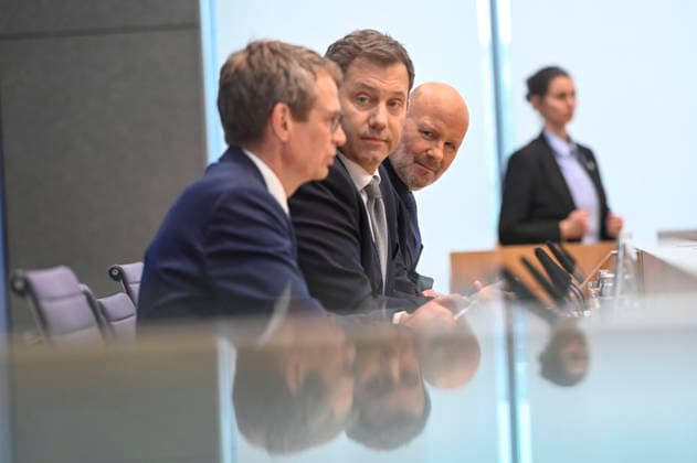 ABB BPK- Dr.Steffen Meyer Staatssekretaer BMF Lars Klingbeil der Bundesminister der Finanzen SPD Politiker bei der Veroeffentlichung des Bericht Vorstellung Regierungsentwurf des Bundeshaushalts 2027 und Finanzplan bis 2030 auf der BPK Bundespressekonferenz am 06.07.2026 in Berlin Berlin Deutschland *** ABB BPK Dr. Steffen Meyer, State Secretary at the Federal Ministry of Finance (BMF); Lars Klingbeil, Federal Minister of Finance; SPD politicians at the press conference announcing the government’s draft federal budget for 2027 and financial plan through 2030 at the BPK Federal Press Conference on July 6, 20222026 in Berlin, Germany
