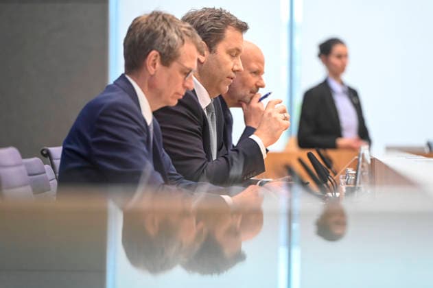ABB BPK- Dr.Steffen Meyer Staatssekretaer BMF Lars Klingbeil der Bundesminister der Finanzen SPD Politiker bei der Veroeffentlichung des Bericht Vorstellung Regierungsentwurf des Bundeshaushalts 2027 und Finanzplan bis 2030 auf der BPK Bundespressekonferenz am 06.07.2026 in Berlin Berlin Deutschland *** ABB BPK Dr. Steffen Meyer, State Secretary at the Federal Ministry of Finance (BMF); Lars Klingbeil, Federal Minister of Finance; SPD politicians at the press conference announcing the government’s draft federal budget for 2027 and financial plan through 2030 at the BPK Federal Press Conference on July 6, 20222026 in Berlin, Germany