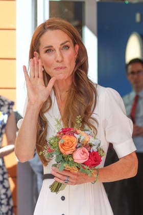 Catherine, Princess of Wales, visits a hospital in London LONDON, UNITED KINGDOM - JULY 6: Catherine, Princess of Wales, leaves holding a bouquet after visiting Evelina London Children s Hospital in London, United Kingdom, on July 6, 2026. She received a briefing from officials on pediatric cardiology and pediatric cancer services before leaving the hospital following her visit. Zeynep Demir Anadolu London United Kingdom. Editorial use only. Please get in touch for any other usage.  Copyright: x2026xAnadoluxZeynepxDemirx