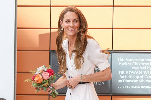 Catherine, Princess of Wales, visits a hospital in London LONDON, UNITED KINGDOM - JULY 6: Catherine, Princess of Wales, leaves holding a bouquet after visiting Evelina London Children s Hospital in London, United Kingdom, on July 6, 2026. She received a briefing from officials on pediatric cardiology and pediatric cancer services before leaving the hospital following her visit. Zeynep Demir Anadolu London United Kingdom. Editorial use only. Please get in touch for any other usage.  Copyright: x2026xAnadoluxZeynepxDemirx