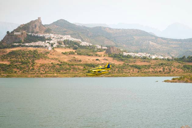 A wildfire in Grazalema, Cádiz, forces the evacuation of the Hotel Fuerte and triggers Emergency Phase 1. Aerial resources from the Infoca Plan are working to extinguish the wildfire in Grazalema. July 6, 2026, in Grazalema, Cádiz, Andalusia, Spain A dozen aerial resources, including helicopters and airplanes, are working to extinguish the wildfire that broke out in the municipality of Grazalema, Cádiz, specifically in the El Alamillo area, which has forced the evacuation of the Hotel Fuerte and led to the emergency phase being raised to Operational Phase 1. July 6, 2026 Joaquí Zahara de la Sierra, Cádiz, Spain  Copyright: xJoaquinxCorcherox 7649842