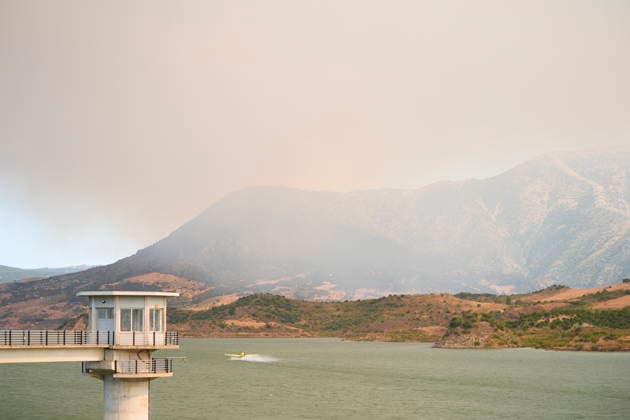 A wildfire in Grazalema, Cádiz, forces the evacuation of the Hotel Fuerte and triggers Emergency Phase 1. Aerial resources from the Infoca Plan are working to extinguish the wildfire in Grazalema. July 6, 2026, in Grazalema, Cádiz, Andalusia, Spain A dozen aerial resources, including helicopters and airplanes, are working to extinguish the wildfire that broke out in the municipality of Grazalema, Cádiz, specifically in the El Alamillo area, which has forced the evacuation of the Hotel Fuerte and led to the emergency phase being raised to Operational Phase 1. July 6, 2026 Joaquí Zahara de la Sierra, Cádiz, Spain  Copyright: xJoaquinxCorcherox 7649845