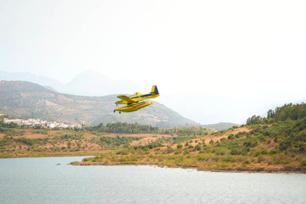A wildfire in Grazalema, Cádiz, forces the evacuation of the Hotel Fuerte and triggers Emergency Phase 1. Aerial resources from the Infoca Plan are working to extinguish the wildfire in Grazalema. July 6, 2026, in Grazalema, Cádiz, Andalusia, Spain A dozen aerial resources, including helicopters and airplanes, are working to extinguish the wildfire that broke out in the municipality of Grazalema, Cádiz, specifically in the El Alamillo area, which has forced the evacuation of the Hotel Fuerte and led to the emergency phase being raised to Operational Phase 1. July 6, 2026 Joaquí Zahara de la Sierra, Cádiz, Spain  Copyright: xJoaquinxCorcherox 7649841