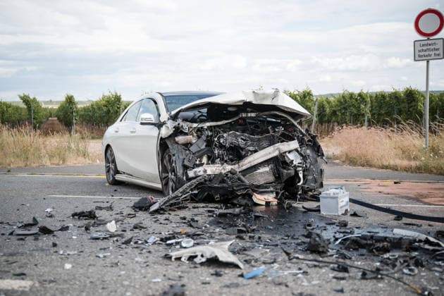Zwei PKW kollidieren frontal Am 06.07.2026 sind gegen 16:20 Uhr in einer Abfahrt von der B41 bei Bad Kreuznach in Richtung Winzenheim zwei Autos frontal zusammengestoßen. Die beiden Fahrer wurden laut Polizei schwer verletzt und mussten ins Krankenhaus gebracht werden. Die Unfallursache ist bislang unklar. Die Abfahrt ist infolge des Unfalls voll gesperrt. Bad Kreuznach Winzenheim Rheinland Pfalz Deutschland *** Two Cars Collide Head-On On July 6, 2026, at approximately 4:20 p.m., two cars collided head-on on a downhill stretch of the B41 near Bad Kreuznach in the direction of Winzenheim. According to police, both drivers were seriously injured and had to be taken to the hospital. The cause of the accident remains unclear The exit ramp is