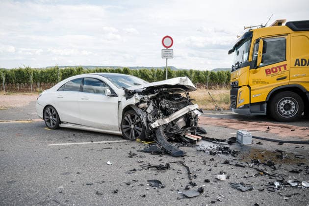 Zwei PKW kollidieren frontal Am 06.07.2026 sind gegen 16:20 Uhr in einer Abfahrt von der B41 bei Bad Kreuznach in Richtung Winzenheim zwei Autos frontal zusammengestoßen. Die beiden Fahrer wurden laut Polizei schwer verletzt und mussten ins Krankenhaus gebracht werden. Die Unfallursache ist bislang unklar. Die Abfahrt ist infolge des Unfalls voll gesperrt. Bad Kreuznach Winzenheim Rheinland Pfalz Deutschland *** Two Cars Collide Head-On On July 6, 2026, at approximately 4:20 p.m., two cars collided head-on on a downhill stretch of the B41 near Bad Kreuznach in the direction of Winzenheim. According to police, both drivers were seriously injured and had to be taken to the hospital. The cause of the accident remains unclear The exit ramp is