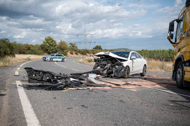 Zwei PKW kollidieren frontal Am 06.07.2026 sind gegen 16:20 Uhr in einer Abfahrt von der B41 bei Bad Kreuznach in Richtung Winzenheim zwei Autos frontal zusammengestoßen. Die beiden Fahrer wurden laut Polizei schwer verletzt und mussten ins Krankenhaus gebracht werden. Die Unfallursache ist bislang unklar. Die Abfahrt ist infolge des Unfalls voll gesperrt. Bad Kreuznach Winzenheim Rheinland Pfalz Deutschland *** Two Cars Collide Head-On On July 6, 2026, at approximately 4:20 p.m., two cars collided head-on on a downhill stretch of the B41 near Bad Kreuznach in the direction of Winzenheim. According to police, both drivers were seriously injured and had to be taken to the hospital. The cause of the accident remains unclear The exit ramp is