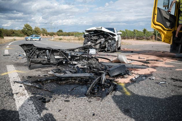 Zwei PKW kollidieren frontal Am 06.07.2026 sind gegen 16:20 Uhr in einer Abfahrt von der B41 bei Bad Kreuznach in Richtung Winzenheim zwei Autos frontal zusammengestoßen. Die beiden Fahrer wurden laut Polizei schwer verletzt und mussten ins Krankenhaus gebracht werden. Die Unfallursache ist bislang unklar. Die Abfahrt ist infolge des Unfalls voll gesperrt. Bad Kreuznach Winzenheim Rheinland Pfalz Deutschland *** Two Cars Collide Head-On On July 6, 2026, at approximately 4:20 p.m., two cars collided head-on on a downhill stretch of the B41 near Bad Kreuznach in the direction of Winzenheim. According to police, both drivers were seriously injured and had to be taken to the hospital. The cause of the accident remains unclear The exit ramp is