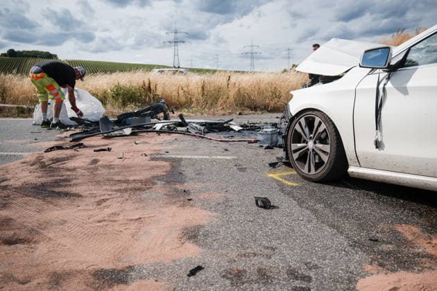 Zwei PKW kollidieren frontal Am 06.07.2026 sind gegen 16:20 Uhr in einer Abfahrt von der B41 bei Bad Kreuznach in Richtung Winzenheim zwei Autos frontal zusammengestoßen. Die beiden Fahrer wurden laut Polizei schwer verletzt und mussten ins Krankenhaus gebracht werden. Die Unfallursache ist bislang unklar. Die Abfahrt ist infolge des Unfalls voll gesperrt. Bad Kreuznach Winzenheim Rheinland Pfalz Deutschland *** Two Cars Collide Head-On On July 6, 2026, at approximately 4:20 p.m., two cars collided head-on on a downhill stretch of the B41 near Bad Kreuznach in the direction of Winzenheim. According to police, both drivers were seriously injured and had to be taken to the hospital. The cause of the accident remains unclear The exit ramp is
