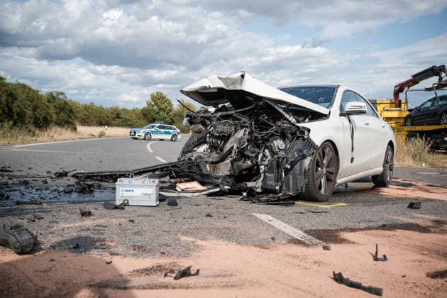 Zwei PKW kollidieren frontal Am 06.07.2026 sind gegen 16:20 Uhr in einer Abfahrt von der B41 bei Bad Kreuznach in Richtung Winzenheim zwei Autos frontal zusammengestoßen. Die beiden Fahrer wurden laut Polizei schwer verletzt und mussten ins Krankenhaus gebracht werden. Die Unfallursache ist bislang unklar. Die Abfahrt ist infolge des Unfalls voll gesperrt. Bad Kreuznach Winzenheim Rheinland Pfalz Deutschland *** Two Cars Collide Head-On On July 6, 2026, at approximately 4:20 p.m., two cars collided head-on on a downhill stretch of the B41 near Bad Kreuznach in the direction of Winzenheim. According to police, both drivers were seriously injured and had to be taken to the hospital. The cause of the accident remains unclear The exit ramp is