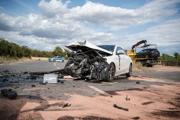 Zwei PKW kollidieren frontal Am 06.07.2026 sind gegen 16:20 Uhr in einer Abfahrt von der B41 bei Bad Kreuznach in Richtung Winzenheim zwei Autos frontal zusammengestoßen. Die beiden Fahrer wurden laut Polizei schwer verletzt und mussten ins Krankenhaus gebracht werden. Die Unfallursache ist bislang unklar. Die Abfahrt ist infolge des Unfalls voll gesperrt. Bad Kreuznach Winzenheim Rheinland Pfalz Deutschland *** Two Cars Collide Head-On On July 6, 2026, at approximately 4:20 p.m., two cars collided head-on on a downhill stretch of the B41 near Bad Kreuznach in the direction of Winzenheim. According to police, both drivers were seriously injured and had to be taken to the hospital. The cause of the accident remains unclear The exit ramp is