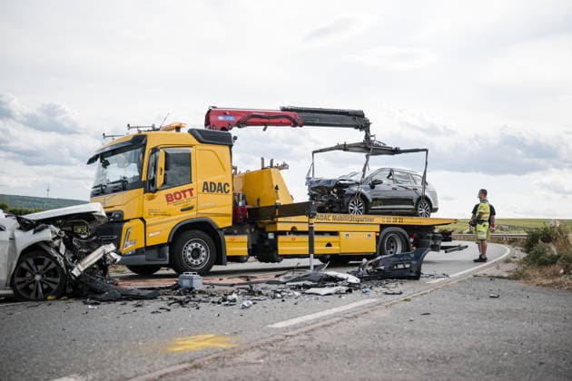 Zwei PKW kollidieren frontal Am 06.07.2026 sind gegen 16:20 Uhr in einer Abfahrt von der B41 bei Bad Kreuznach in Richtung Winzenheim zwei Autos frontal zusammengestoßen. Die beiden Fahrer wurden laut Polizei schwer verletzt und mussten ins Krankenhaus gebracht werden. Die Unfallursache ist bislang unklar. Die Abfahrt ist infolge des Unfalls voll gesperrt. Bad Kreuznach Winzenheim Rheinland Pfalz Deutschland *** Two Cars Collide Head-On On July 6, 2026, at approximately 4:20 p.m., two cars collided head-on on a downhill stretch of the B41 near Bad Kreuznach in the direction of Winzenheim. According to police, both drivers were seriously injured and had to be taken to the hospital. The cause of the accident remains unclear The exit ramp is