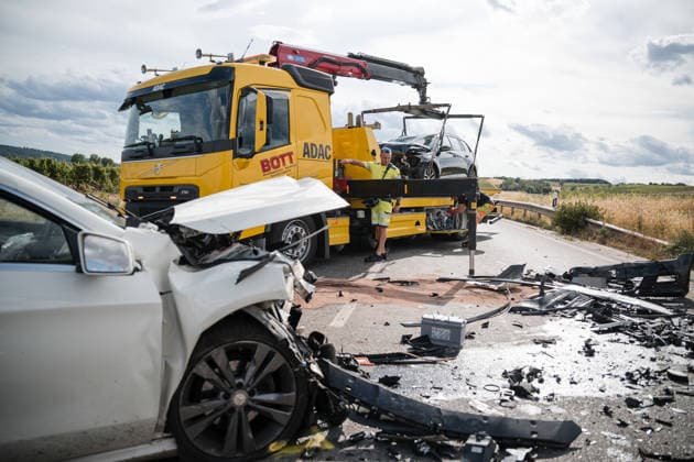 Zwei PKW kollidieren frontal Am 06.07.2026 sind gegen 16:20 Uhr in einer Abfahrt von der B41 bei Bad Kreuznach in Richtung Winzenheim zwei Autos frontal zusammengestoßen. Die beiden Fahrer wurden laut Polizei schwer verletzt und mussten ins Krankenhaus gebracht werden. Die Unfallursache ist bislang unklar. Die Abfahrt ist infolge des Unfalls voll gesperrt. Bad Kreuznach Winzenheim Rheinland Pfalz Deutschland *** Two Cars Collide Head-On On July 6, 2026, at approximately 4:20 p.m., two cars collided head-on on a downhill stretch of the B41 near Bad Kreuznach in the direction of Winzenheim. According to police, both drivers were seriously injured and had to be taken to the hospital. The cause of the accident remains unclear The exit ramp is